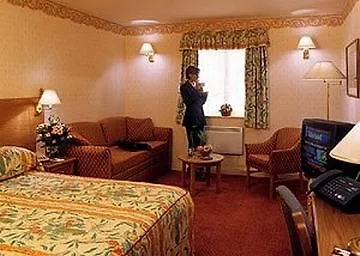 Village Hotel Кардифф