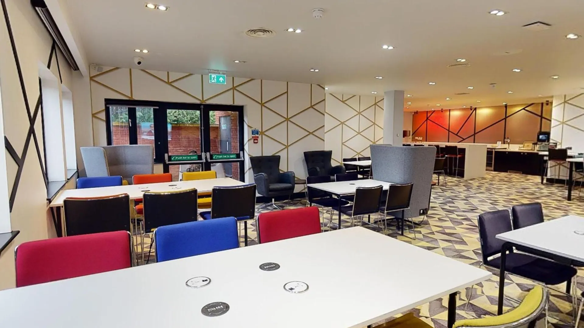 ****  Village Hotel Кардифф Великобритания